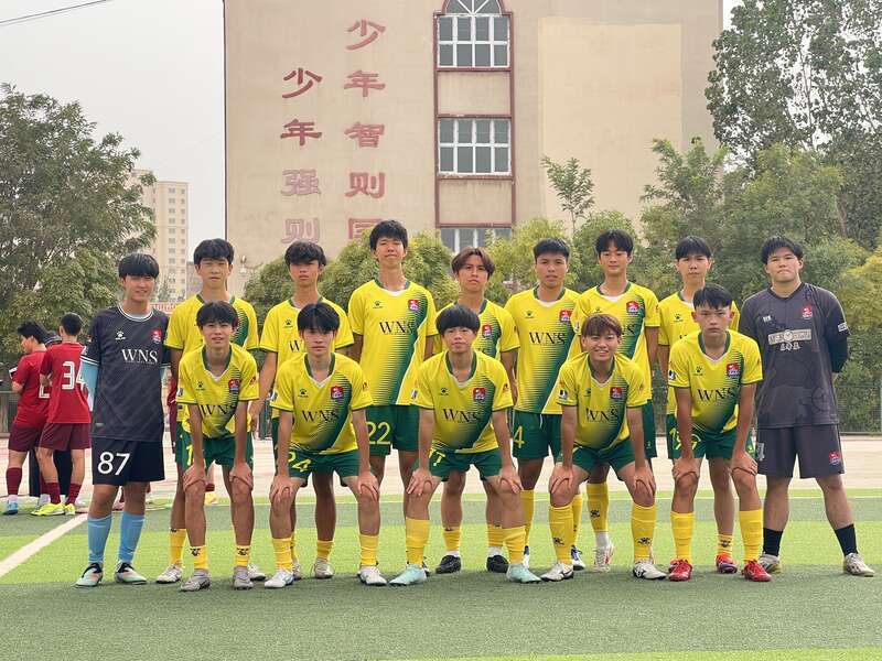 在足球场上, 中青网记者