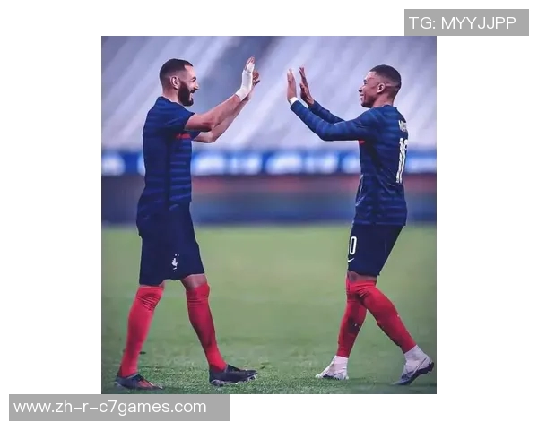 姆巴佩帅气照片曝光展现球场王者风范引发球迷热烈追捧